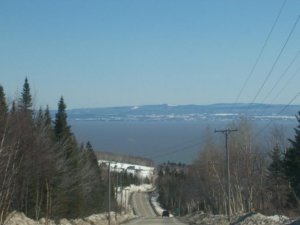 La descente vers Petite-Rivière-Saint-François durant l'hiver