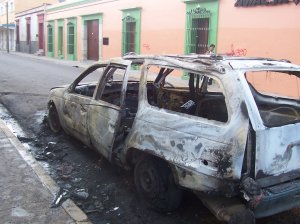 Notre voiture incendiée à Oaxaca par des coktails molotovs