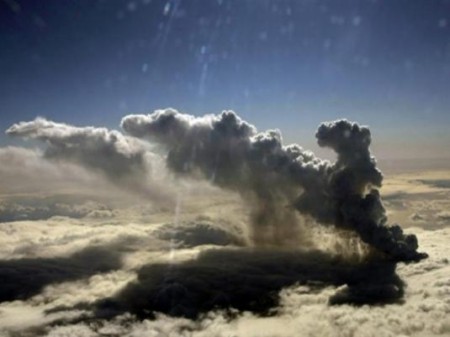 Nuage de cendres dans le ciel