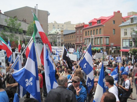Manifestation antimonarchiste dans le Vieux-Québec