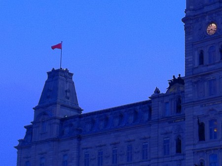 Drapeau rouge sur l'Assemblée Nationale