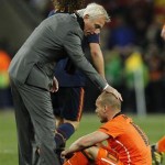 Le coach néerlandais Bert van Marwijk consolant le joueur néerlandais Wesley Sneijder