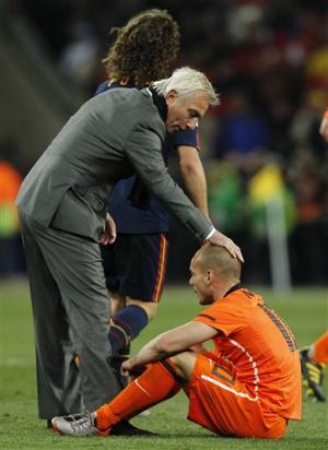 Le coach néerlandais Bert van Marwijk consolant le joueur néerlandais Wesley Sneijder