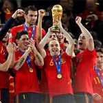 Iniesta (tenant le trophée) et ses camarades célébrant leur triomphe