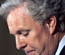 Motion de censure: Charest se lamente de retarder son voyage en France