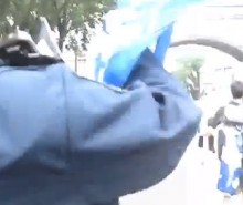 Un policier de Québec arrache un drapeau du Québec des mains d’un manifestant