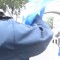 Un policier de Québec arrache un drapeau du Québec des mains d’un manifestant
