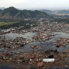 Des gens sur la côte de Sumatra en ruine à la suite du tsunami.