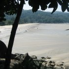 Récession maximale des eaux du tsunami sur la plage de Kata Noi, Phuket (Thaïlande), avant la 3e et plus forte des vagues