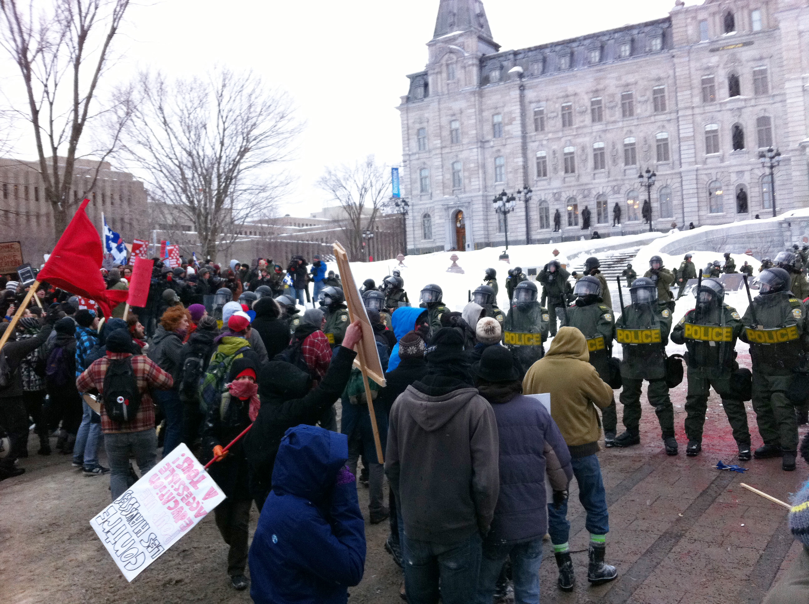 L’anti-émeute devant le parlement du Québec
