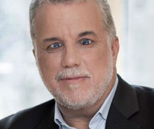 Philippe Couillard : à peine élu, sa page Facebook est détrônée